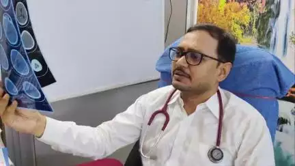 डॉ अमित कुमार तारा नियुरो गायनी हॉस्पिटल सासाराम अस्पताल में मरीज को देखते हुए।