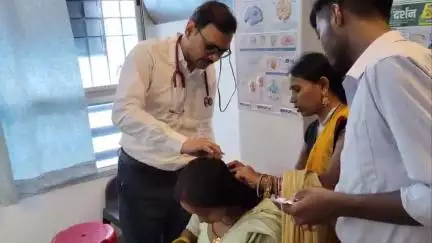 रोड एक्सीडेंट में जख्मी महिला को इलाज करते हुए डॉक्टर अमित कुमार।