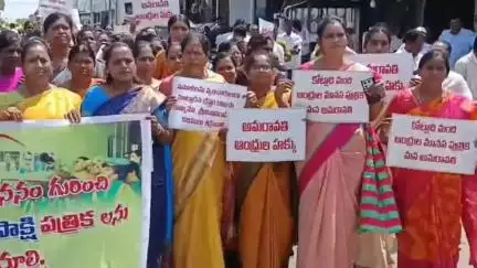 మహిళలను అవమానించిన వారిపై చర్యలు తీసుకోవాలని పెనుకొండలో టీడీపీ మహిళల ర్యాలీ