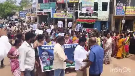 రాష్ట్ర మహిళల ఆత్మగౌరవాన్ని కించపరించిన కృష్ణంరాజు,కొమ్మినేనిలపై చర్యలు తీసుకోవాలని ఆత్మకూరులో  తెలుగుదేశం మహిళలల ర్యాలి