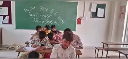 ભેસાણ: જૂનાગઢ ગ્રામ્યની ૪૧ પ્રાથમિક શાળાઓમાં મતદાન જાગૃતિ માટે નિબંધ સ્પર્ધા યોજાઈ