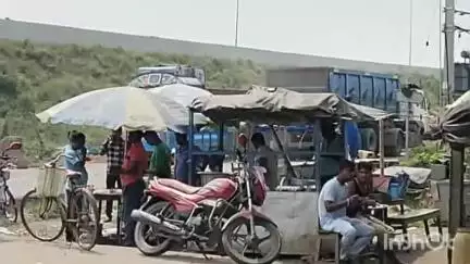 জামালপুর: আঝাপুর চৌমাথা এলাকায় প্রতিবাদ সভার আয়োজন CPI(M)এর হকার ও দোকান উচ্ছেদের প্রতিবাদে