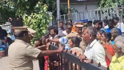 தருமபுரி: அரசு மருத்துவமனை முன்பு காவல்துறையினரை கண்டித்து உறவினர்கள் சாலை மறியலில் ஈடுபட முயன்றதால் பரபரப்பு.