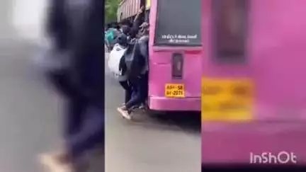 மதுரை தெற்கு: அரசு பேருந்தில் பள்ளி மாணவர்கள் ஆபத்தான முறையில் பயணம் மாணவர் ஒருவர் கீழே விழுந்த வீடியோ காட்சி வைரல் #viral