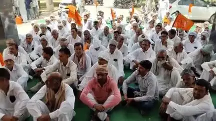 रावतसर: नकली डीएपी प्रकरण में दोषियों पर कार्रवाई की मांग को लेकर भारतीय किसान संघ ने SDM कार्यालय का किया घेराव