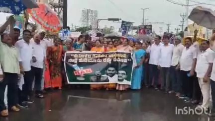 పెందుర్తి: సాక్షి టీవీ ఛానల్, పేపర్‌ను బ్యాన్ చేయాలని పెందుర్తిలో తెలుగు మహిళలు నిరసన