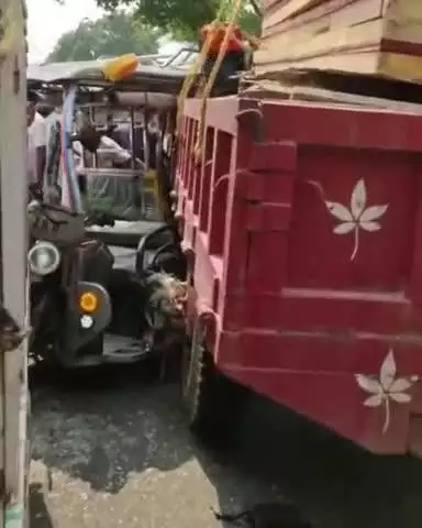 कोचाधामन: जनता हाट कन्हैयाबारी में ओवरटेक करते समय टोटो, ट्रैक्टर और पिकअप से टकराया, बाल-बाल बचा चालक