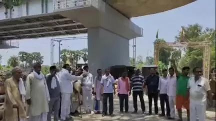 रफीगंज: रेलवे स्टेशन गेट नंबर 19 के पास नवनिर्मित पुल पर पैदल आवागमन के लिए सीढ़ी बनाने की मांग, समाजसेवियों ने जताया आक्रोश