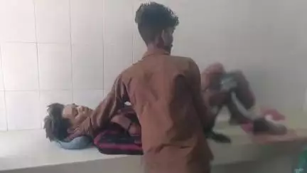 भांडेर: ग्राम सदका के पास कार चालक ने बाइक को मारी टक्कर, बाइक सवार घायल, अस्पताल रेफर