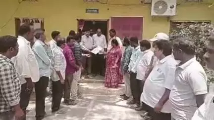 గుంతకల్లు: మునిసిపల్ కార్మికుల సమస్యలు పరిష్కరించండి, గుత్తిలో కమిషనర్ జబ్బార్ మియాకు వినతి పత్రం అందజేసిన ఇంజనీరింగ్ కార్మికులు
