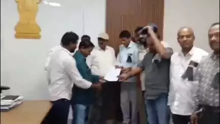 హవేలీ ఘన్​పూర్: సీనియర్ జర్నలిస్టు అరెస్టు నిరసనగా మెదక్ జిల్లా కేంద్రంలో జర్నలిస్టుల నిరసన జేసీ నాగేష్ కు వినతి