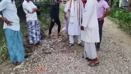 করিমগঞ্জ: রানীবাড়ি গাঁও পঞ্চায়েতের ঘনচামরচক গ্রামে বেহাল রাস্তা,মন্ত্রীর সাথে আলোচনা করে সমাধানের আশ্বাস ইকবালের#jansamasya