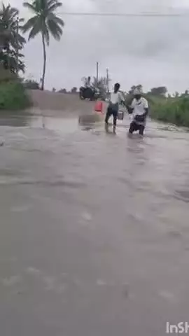 ಸಿಂಧನೂರು: ಕೆ. ದುರ್ಗಾ ಕ್ಯಾಮ್ ಬಳಿ ಸೇತುವೆ ಮೇಲೆ ಹರಿದ ನೀರು, ಗ್ರಾಮಕ್ಕೆ ಸಂಪರ್ಕ ಕಡಿತ #localissue