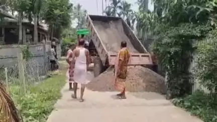 আলিপুরদুয়ার ২: শামুক তলায় বেহাল রাস্তা সংস্কার করলেন এলাকার পঞ্চায়েত সদস্য নিজের উদ্যোগে #jansamasya