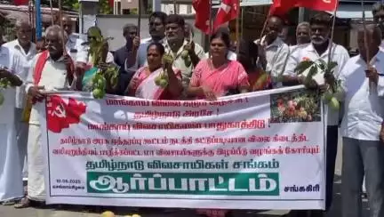 சங்ககிரி: வட்டாட்சியர் அலுவலகம் முன்பு மாங்காய்களை கொட்டி உரிய விலை உயர்வு வழங்கிட கோரி விவசாயிகள் ஆர்ப்பாட்டம்