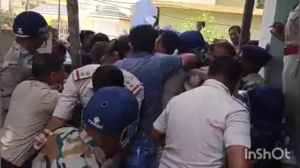 বারাসাত ১: বারাসাত ন'পাড়া বিদ্যুৎ বিভাগ দপ্তরে ডেপুটেশন দিতে গেলে পুলিশের সঙ্গে ধস্তাধস্তি আন্দোলনকারীদের #jansamasya