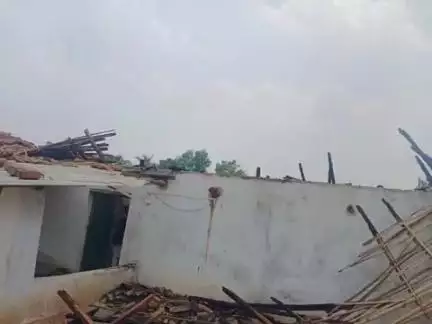 भैयाथान: ग्राम तेलगवां में शिवभजन सिंह के घर में अचानक आग लगने की सूचना से पूरे इलाके में मचा हड़कंप