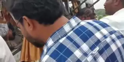 अक्कलकोट: तालुक्यातील कर्जाळ रोडवर बल्कर आणि लक्झरी बसचा भीषण अपघात; दोघे ठार तर काही जण जखमी