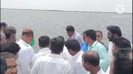 శాలిగౌరారం: శాలిగౌరారం ప్రాజెక్టు నుంచి సాగునీటిని విడుదల చేసిన ఎమ్మెల్యే మందుల సామేలు