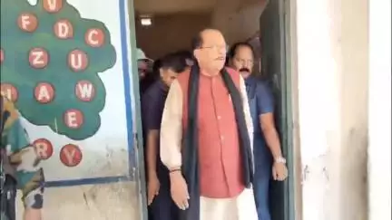 गोमिया: वित्त मंत्री राधाकृष्ण किशोर नक्सलियों के गढ़ झुमरा पहाड़ गांव पहुंचे, शिक्षक बनकर बिताएंगे रात