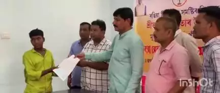 ৰঙিয়া ভাগ: ৰঙিয়াত বিধায়ক ভৱেশ কলিতাৰ মুখ্যমন্ত্ৰীৰ সাহাৰ্য্য পুঁজিৰ জৰিয়তে চিকিৎসাৰ বাবে বিতৰণ কৰে চেক