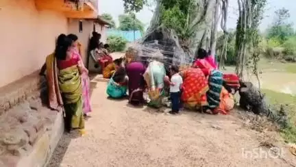 कुही: वडाच्या झाडाला धागा बांधून वग येथे महिलांनी केली वटपौर्णिमा साजरी