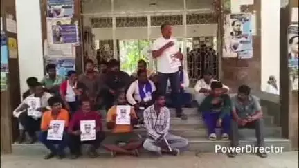 ಗುಂಡ್ಲುಪೇಟೆ: ಕಾಲ್ತುಳಿತ ಪ್ರಕರಣದಲ್ಲಿ ಪೊಲೀಸ್ ಅಧಿಕಾರಿಗಳ ಅಮಾನತು ಖಂಡಿಸಿ ಪಟ್ಟಣದಲ್ಲಿ ಜಾರಕಿಹೊಳಿ ಬ್ರಿಗೇಡ್ ಪ್ರತಿಭಟನೆ