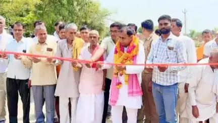 शिकोहाबाद: शिकोहाबाद के ग्राम छैछापुर में विधायक सर्वेश यादव ने सीसी मार्ग के नव निर्माण कार्य का किया लोकार्पण