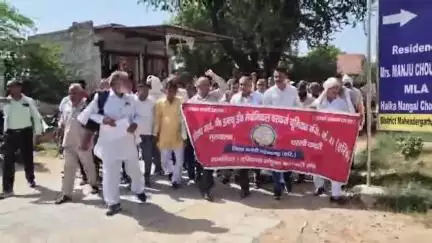 नांगल चौधरी: पीडब्ल्यूडी मैकेनिकल वर्कर्स यूनियन ने मांगों को लेकर नांगल चौधरी की विधायक मंजू चौधरी को सौंपा ज्ञापन