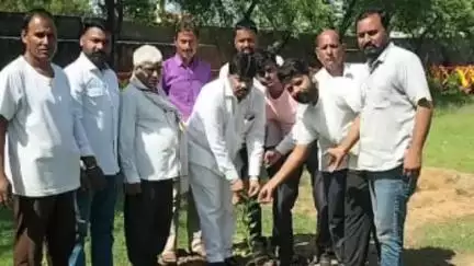 चित्तौड़गढ़: प्रतापनगर मोक्षधाम में पूर्व यूआईटी चेयरमैन की अध्यक्षता में किया गया पौधारोपण