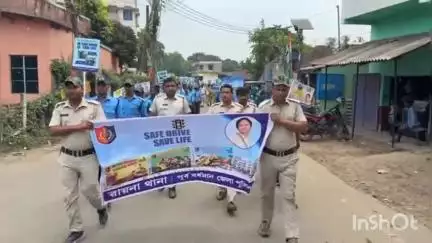 রায়না ১: সাধারণ মানুষকে সচেতন করতে রায়না থানা পুলিশের উদ্যোগে সেফ ড্রাইভ সেভ লাইফ নিয়ে আয়োজিত বিশেষ কর্মসূচি
