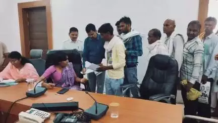 कुरई: कलेक्टर कार्यालय में जिला स्तरीय जनसुनवाई का हुआ आयोजन, कलेक्टर संस्कृति जैन ने सुनीं समस्याएँ