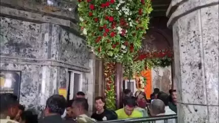 कळवण: सप्तश्रृंगगडावर आज वटसावित्री पौर्णिमा निमित्ताने भाविकांची गर्दी मंदिर गाभाऱ्याला सुंदर अशी फुलांची फळांची आरास