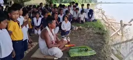 বিহপুৰীয়া: বিহপুৰীয়াৰ ভলুকাগুৰিত ডিক্ৰং নৈৰ খহনীয়া ৰোধৰ পৰা পৰিত্ৰাণ বিচাৰি ছাত্র ছাত্ৰী আৰু শিক্ষক শিক্ষয়িত্ৰীৰ পূজা অৰ্চনা
