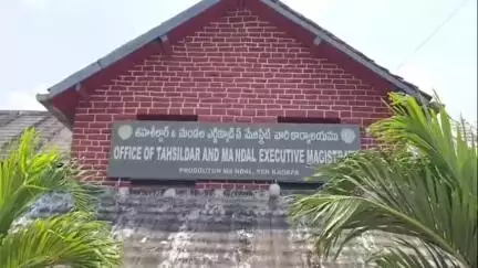 ప్రొద్దుటూరు: మున్సిపల్ కమిషనర్ మల్లికార్జున బదిలీని ఆపాలంటూ ఏఐటియుసి ఆధ్వర్యంలో నిరసన