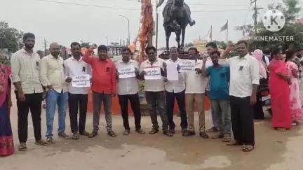వర్ని: రుద్రూర్ లో పాత్రికేయుల నిరసన; తాసిల్దార్ కార్యాలయం వద్ద ధర్నా; పలు డిమాండ్లతో కూడిన వినతి పత్రం తాసిల్దార్ కు అందచేత