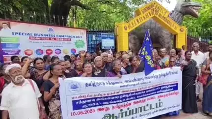 அகஸ்தீஸ்வரம்: கோரிக்கைகளை வலியுறுத்தி வேப்பமூடு சந்திப்பில் தமிழ்நாடு அனைத்து சத்துணவு அங்கன் வாடி ஓய்வூதியர் சங்கம் சார்பில் ஆர்ப்பாட்டம் நடைபெற்றது