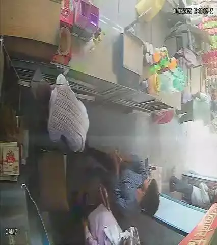 mithai ki dukan se 2 rasgulla ka daba chori kar le gaya chor