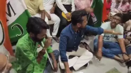 ইংরেজবাজার: 8 ঘণ্টার কাজ সহ একাধিক দাবি নিয়ে রথবাড়িতে মালদা কলেজে আন্দোলনে নামল সারা বাংলা তৃণমূল শিক্ষা বন্ধু সমিতি