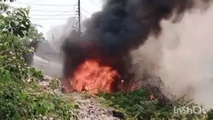 उन्नाव: थाना गंगाघाट क्षेत्र के द्वारिका मोहिनी स्कूल के सामने झोपड़ी में अज्ञात कारणों से लगी भीषण आग कई झोपडी हुई जलकर राख