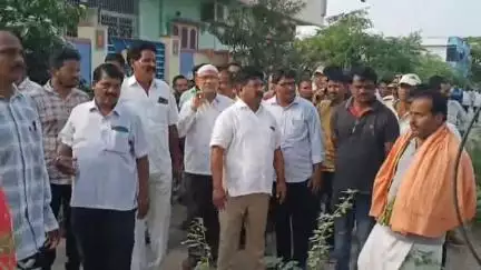 కనిగిరి: పట్టణంలోని ఎన్జీవో కాలనీ, శివనగర్ కాలనీలలో పర్యటించి ప్రజల సమస్యలు అడిగి తెలుసుకున్న ఎమ్మెల్యే ఉగ్ర నరసింహారెడ్డి