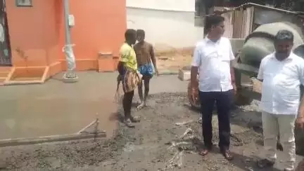 ಕೊಳ್ಳೇಗಾಲ: ಕೊಳ್ಳೇಗಾಲದ ಪೌರಕಾರ್ಮಿಕರ ಕಾಲೋನಿಯಲ್ಲಿ; ನಗರಸಭೆ ಅದ್ಯಕ್ಷೆ ರೇಖಾ ರಮೇಶ್ ಸಿ.ಸಿ. ರಸ್ತೆ ಕಾಮಗಾರಿ ಪರಿಶೀಲನೆ