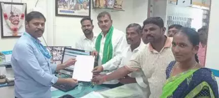 శింగనమల: రైతులకు వెంటనే రుణాలు ఇవ్వాలంటూ సింగనమల కేంద్రంలోని కెనరా బ్యాంక్ ఎదుట రైతులు, రైతు సంఘం నాయకులు నిరసన