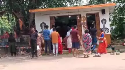 মোহনপুর: রাজধানীর লক্ষ্মীনারায়ণ বাড়ির শিবমন্দিরে দুঃসাহসিক চুরি,নিয়ে যায় লক্ষাধিক টাকা মূলের স্বর্ণালংকার ও প্রনামির টাকা
