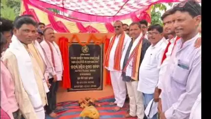 ବରଗଡ: କୁରୁଆଁରୁ ଭେଡେନ ନୂତନ ପୋଲ ନିର୍ମାଣ ପାଇଁ କୁରୁଆଁରେ ଭିତ୍ତି ପ୍ରସ୍ତର ସ୍ଥାପନ କଲେ ବରଗଡ଼ ବିଧାୟକ