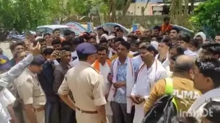 श्योपुर: रघुनाथपुर: थाना प्रभारी के खिलाफ ग्रामीणों ने एसपी ऑफिस का घेराव कर हटाने की मांग की