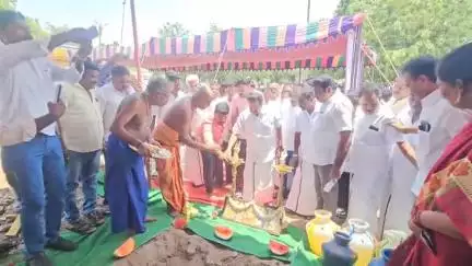 கண்டச்சிபுரம்: அரகண்டநல்லூர் ஒழுங்குமுறை விற்பனை கூடத்தில் இரண்டு கோடி மதிப்பீட்டில் பாதுகாப்பு கட்டிடம் அமைக்கும் பணியினை அடிக்கல் நாட்டி துவக்கி வைத்த முன்னாள் அமை