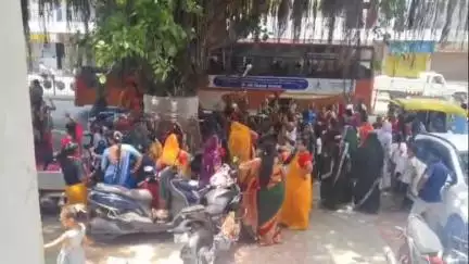 હિંમતનગર: વટ સાવિત્રી વ્રત નિમિત્તે મહિલાઓએ વડની પૂજા અર્ચના કરી