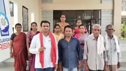 అసిఫాబాద్: రెబ్బెన అటవీ నర్సరీలో పని చేస్తున్న కార్మికుల పెండింగ్ వేతనాలు చెల్లించాలని వినతి పత్రం అందజేసిన ఏఐటీయూసీ నాయకులు