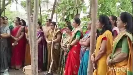 हिंगणघाट: आधार फाउंडेशनच्या महिलांनी उदय गृहनिर्माण सोसायटीतत परंपरा व पर्यावरणाची सांगड घालत वटवृक्ष लावून साजरी केली वटसावित्री